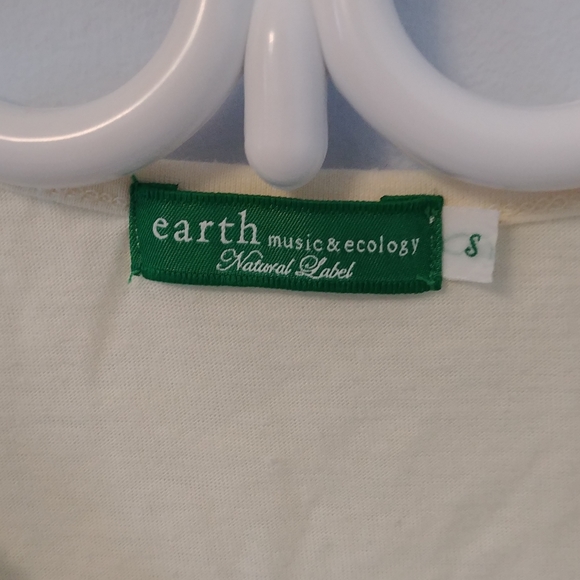 ❣️10/$50❣️: Cute lace front tank top - Picture 3 of 4